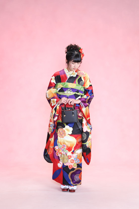 岡田結実さんがモデルの振袖　赤と紫が目を惹く派手なデザイン