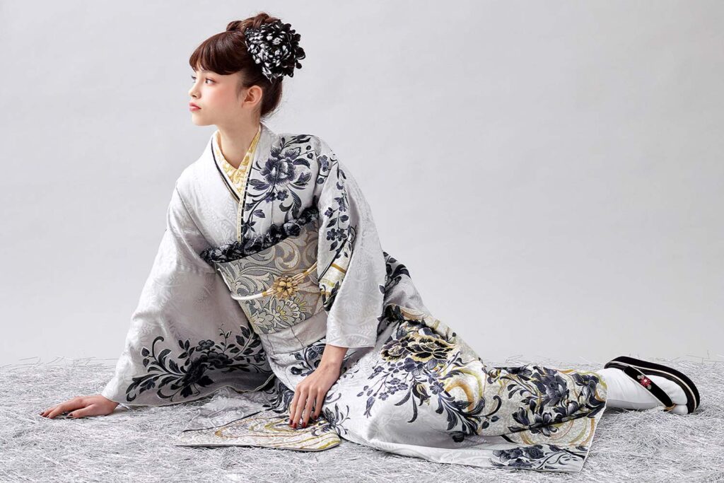 514SIA シルバーグレーに洋花のモードな振袖